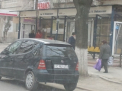 Si masinile "asteapta" troleibuze. Un sofer din capitala si-a parcat masina drept in ... statie. FOTO