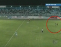 K-1 pe terenul de fotbal! Un arbitru a fost lovit cu piciorul in piept de un jucator