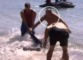 A vrut sa-si salveze copiii. Sefii l-au dat afara cand au vazut aceste imagini