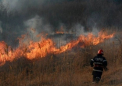 Pompierii avertizeaza: din cauza vantului puternic creste riscul incendiilor