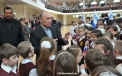 Steven Seagal a sarit sa-l apere pe presedintele Putin, "atacat" de copii. De fapt, era o gluma