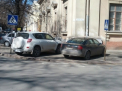 Parcheaza cum ii duce capul. Trei soferi si-au lasat masinile pe trotuar, langa trecerea de pietoni
