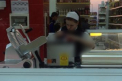 Dezgustator! Ce face o vanzatoare de mezeluri deasupra produselor alimentare. FOTO