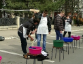 Zi cu trei proteste la Parlament. Trei grupuri de tineri au jucat carti, au spalat rufe si au impartit pliante