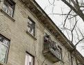 Se tem ca tavanul s-ar putea prabusi peste ei! Locatarii nu mai pot sta in propriile apartamente
