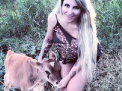 Pozele care au SOCAT internautii: "Este un gest bolnav!" Un model celebru alapteaza un vitel - FOTO