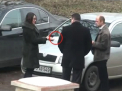 Femeia filmata inmanandu-i un plic unui judecator sustine ca e CUMNATA acestuia: Nu a luat mita!