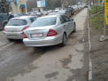 Trotuarul, tot mai atragator pentru soferi. Inca o masina, surprinsa parcata neregulamentar