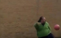 VIDEO. Performanta incredibila a unui barbat obez. Ce trucuri poate face cu mingea de fotbal
