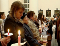 Au venit la catedrala romano-catolica pentru a lua lumina. Cum sarbatoresc Pastele catolicii din Moldova