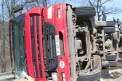 Un camion cu 20 de tone de seminte de floarea soarelui s-a rasturnat in apropiere de Hancesti