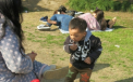Gestul facut de o mama intr-un parc din China face valva pe internet. Ce i-a oferit fiului ei