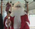 A urcat in autobuz si a impartit daruri calatorilor