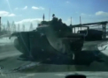 Doar acolo poti vedea asta! Inca un TANC a facut legea in trafic, taindu-le calea masinilor