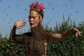 Imagini "dureroase"! O femeie danseaza inconjurata de zeci de mii de albine - VIDEO