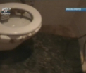 S-a pomenit cu casa inundata de fecale