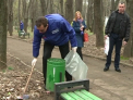 Au vrut sa faca ordine in parc, dar nu au prea avut de lucru. Cum au iesit democratii la curatenie