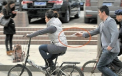 Imaginea surprinsa pe o strada din China. Ce a patit aceasta femeie care mergea pe bicicleta
