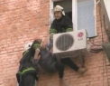 O batrana de 97 de ani din Ukraina, cat pe ce sa cada de la etaj. Ce a salvat-o
