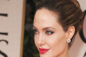Impresionant! O poza cu Angelina Jolie cu sanii goi alaturi de un cal va fi scoala la licitatie - FOTO