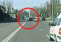 Momentul in care microbuzul de pe strada Mihai Viteazul se RASTOARNA dupa ce e lovit in plin