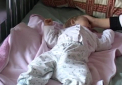 A avut un inger pazitor langa el. Un bebelus a cazut de la etajul trei si a scapat cu viata