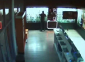 Momentul in care un barbat FURA 11 telefoane dintr-un magazin! Avea si o tanara complice