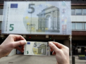 Europa a schimbat banii. Noile bancnote de 5 euro au intrat in circulatie