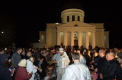La noapte Biserica isi schimba vesmintele din negru in alb