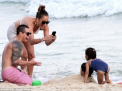 Ca doua picaturi de apa: Jennifer Lopez si soacra sa, sexy pe plajele din Florida!