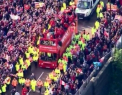 Zeci de mii de fani au sarbatorit in strada titlul cucerit de Man. United. Cum i-au multumit lui Ferguson