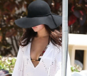 Selena Gomez, surprinsa de paparazzi la piscina. Cum arata cu adevarat vedeta in costum de baie