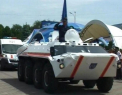 Masini blindate si oameni inarmati cu stegulete. Hramul orasului Balti, marcat in stil sovietic