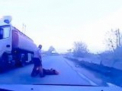 Rusilor le plac sosele curate. Ce a facut un sofer dupa ce a facut KO un \'coleg\' de trafic. VIDEO