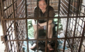 Un chinez bolnav mintal este tinut inchis intr-o cusca de 11 ani de catre propria familie