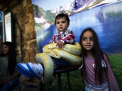Imagini socante: doi copii din Palestina au iesit la plimbare cu un ... piton urias - VIDEO