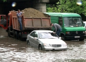 Chisinaul invata sa inoate! Ploaia torentiala a facut prapad pe strazi! Masinile, sub apa. VIDEO