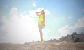 Super sexy intr-un costum de baie retro! Cum se distreaza Natalia Gordienko la sedintele foto - VIDEO
