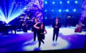 Realizatorul TV Simon Cowell, improscat cu oua in finala unui concurs - VIDEO
