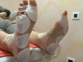 Iti doresti talpi netede ca de bebelus? Descopera manichiura enzimatica - VIDEO