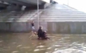 Cainele erou al inundatiilor din Rusia. Scenele desprinse parca din filmele cu Lassie. VIDEO