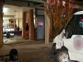 Accident spectaculos, surprins de camerele video. Un sofer beat intra cu masina intr-un restaurant