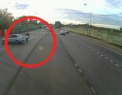 Au scapat ca prin urechile acului. Un sofer din Rusia cat pe ce sa provoace un accident cu un motociclist