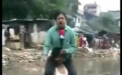 Un jurnalist din India, concediat pentru a filmat un stand-up pe spatele unui sinistrat