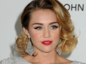 Si-a lasat corpul dezgolit, dar toti se uitau la incaltarile ei. Ce sandale bizare si extrem de scumpe a purtat Miley Cyrus
