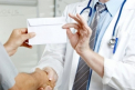 3500 de lei pentru o operatie de cezariana. Medic, retinut pentru luare de mita