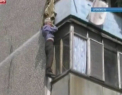 Un batran din Volgograd, beat crita, a ramas supendat intre etaje, incercand sa iasa pe la balcon