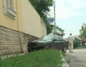 O masina s-a izbit violent de sediul Pro tv. Soferul unui BMW a doborat un parapet