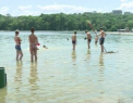 Zona de agrement de la lacul Valea Morilor este inundata,insa oamenii continua sa se scalde