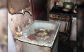 Casa groazei in Ucraina. Copii crescuti de parinti in conditii inumane, nu stiu nici macar sa mearga